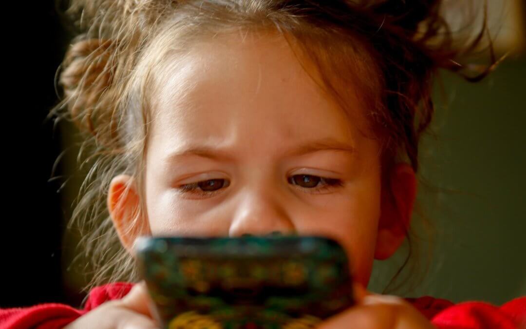 L’utilisation d’appareils numériques provoque-t-elle la myopie chez les enfants ?